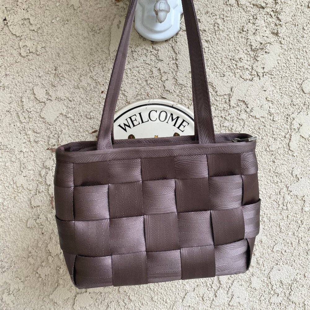champagne colored Harveys seatbelt bag in alomst new condition!